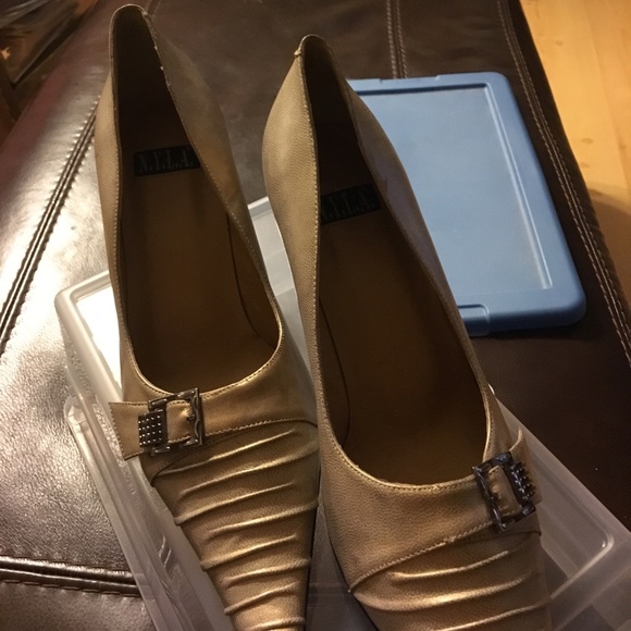 Gold tone pointy high heel with faux buckle - Picture 3 of 6